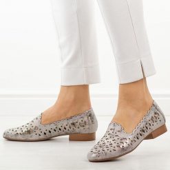 Srebrne ażurowe półbuty damskie Jezzi Asa222-8. Szare półbuty damskie Jezzi, w ażurowe wzory, ze skóry, eleganckie, bez obcasa, na płaskiej podeszwie. Za 209.00 zł.
