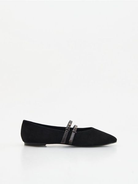 Zamszowe baleriny z paskami - czarny. Czarne baleriny damskie Reserved, bez wzorów, ze skóry, bez obcasa. Za 169.99 zł.
