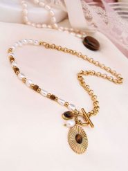 Charlize Pozłacany naszyjnik z tygrysim okiem i perłami - dł. 50 cm rozmiar: onesize. Białe naszyjniki damskie Charlize, pozłacane. Za 104.64 zł.