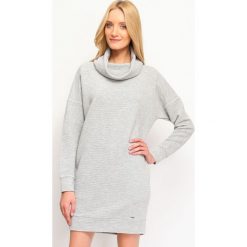 SUKIENKA DAMSKA Z FAKTURĄ, GŁADKA. Szare sukienki damskie TOP SECRET, na co dzień, bez wzorów, z dresówki, eleganckie, bez kołnierzyka, bez ramiączek. Za 69.99 zł.