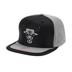 Czapka z daszkiem do koszykówki Mitchell & Ness NBA Chicago Bulls. Czarne czapki męskie Mitchell & Ness, bez wzorów, z materiału, klasyczne. Za 149.00 zł.
