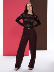 Spodnie wide leg z zakładkami i dekoracyjnym pasem - czerwony. Czerwone spodnie materiałowe damskie Sinsay, bez wzorów. Za 49.99 zł.