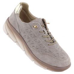 Skórzane półbuty damskie zamszowe jasny brąz Sergio Leone SP002. Półbuty damskie Sergio Leone, w ażurowe wzory, ze skóry, bez obcasa. Za 179.99 zł.