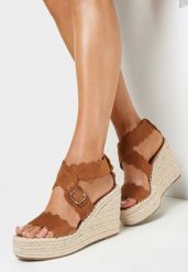 Brązowe Sandały na Plecionym Koturnie i Platformie z Zapięciem wokół Kostki Elimia. Brązowe sandały damskie Born2be, bez wzorów, bez obcasa, na koturnie. Za 99.99 zł.