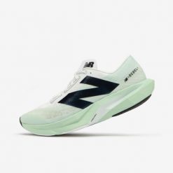 Buty do biegania męskie New Balance Fuelcell Rebel V4. Białe obuwie do biegania damskie New Balance. W wyprzedaży za 449.99 zł.