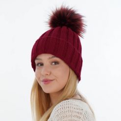 Czapka Zimowa z Pomponem Damska - Bordowy. Czerwone czapki zimowe damskie Molly, z materiału. Za 59.90 zł.