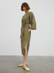 BGN Sukienka w kolorze khaki rozmiar: 36. Brązowe sukienki damskie BGN, na co dzień, bez wzorów, z tkaniny, bez kołnierzyka, bez ramiączek, midi, proste. Za 65.99 zł.