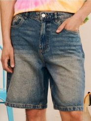 Szorty jeansowe loose - turkusowy. Niebieskie szorty męskie Sinsay, z jeansu, bez kołnierzyka. W wyprzedaży za 45.99 zł.