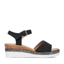 Sandały JENNY. Czarne sandały damskie Jenny, bez wzorów, bez obcasa, na koturnie. Za 99.99 zł.