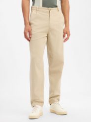 BOSS spodnie chino Mężczyźni Lyocell beżowy, 36-32. Brązowe spodnie materiałowe męskie Boss, bez wzorów, z lyocellu. Za 479.95 zł.