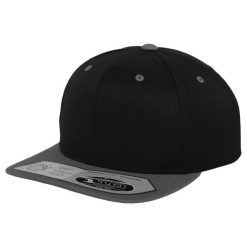 110 Czapka Z Daszkiem Typu Snapback. Czarne czapki z daszkiem damskie FLEXFIT, bez wzorów. Za 97.99 zł.