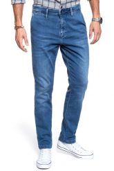 SPODNIE MATERIAŁOWE MĘSKIE MUSTANG RealX Chino DENIM BLUE 1008081 5000 582. Niebieskie spodnie materiałowe męskie Mustang, bez wzorów, z denimu. W wyprzedaży za 99.99 zł.