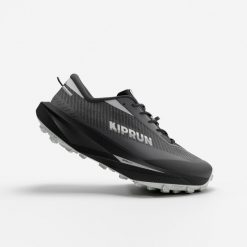 Buty do biegania w terenie męskie Kiprun Kipclimb. Czarne obuwie do biegania damskie KIPRUN. Za 399.99 zł.