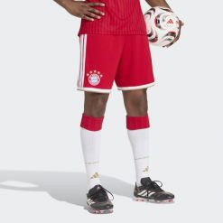 Spodenki podstawowe FC Bayern 26/27. Czerwone szorty męskie Adidas, z materiału, bez kołnierzyka. Za 199.00 zł.