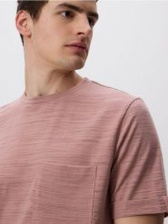 T-shirt comfort z kieszonką - pastelowy róż. Czerwone t-shirty męskie Reserved, l, bez wzorów, z bawełny, bez kołnierzyka. W wyprzedaży za 39.99 zł.