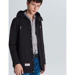 Parka z kapturem - Czarny. Czarne parki męskie Cropp, l, bez wzorów. Za 199.99 zł.