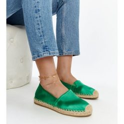 Zielone espadryle z połyskiem na platformie Caithlin. Zielone espadryle damskie bez wzorów, z tkaniny, bez obcasa, na platformie. Za 78.15 zł.