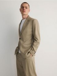 Marynarka comfort fit - beżowy. Brązowe marynarki męskie Reserved, bez wzorów, z tkaniny. W wyprzedaży za 99.99 zł.