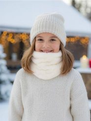 Pluszowy komin z tłoczeniem w serduszka - kremowy. Białe szaliki dziecięce Sinsay, bez ramiączek. Za 15.99 zł.