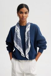 APASZKA ZOE GRANATOWO-BIAŁA One size - Flawless. Niebieskie apaszki damskie Flawless, bez wzorów, eleganckie. Za 197.00 zł.