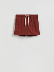 Gładkie szorty plażowe - bordowy. Czerwone szorty męskie Reserved, z tkaniny, bez kołnierzyka. Za 79.99 zł.
