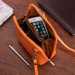 Vera Pelle Torebka Skórzana mała listonoszka pomarańczowa K03. Brązowe torby na laptopa damskie bez wzorów, z lakierowanej skóry, lakierowane. Za 109.99 zł.