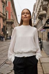 Koszula z bufiastymi rękawami biała. Białe koszule damskie MOODO, bez wzorów, z poliesteru, bez kołnierzyka, bez ramiączek. Za 139.99 zł.