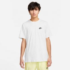 Veste Tshirt Nike M NSW CLUB TEE Blanc - Nike. Białe t-shirty męskie Nike, l, bez wzorów, bez kołnierzyka. Za 216.00 zł.