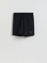 Szorty regular fit - czarny. Czarne szorty męskie Reserved, z bawełny, bez kołnierzyka. Za 79.99 zł.