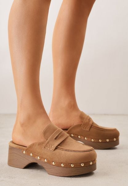 Jasnobrązowe Klapki Drewniaki w Stylu Mokasynów z Nitami Hanaria. Brązowe klapki damskie Born2be, z aplikacjami, z jeansu, bez obcasa, na obcasie. Za 89.99 zł.