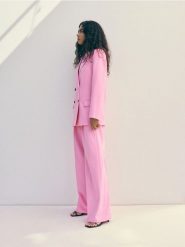 Spodnie z kantem - intensywny róż. Czerwone spodnie materiałowe damskie Reserved, bez wzorów, z tkaniny. W wyprzedaży za 79.99 zł.