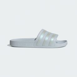 Klapki adilette Aqua. Niebieskie klapki i japonki męskie Adidas, z materiału. Za 99.95 zł.