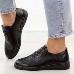 Czarne półbuty damskie Unisoft 5933. Czarne półbuty damskie Jezzi, bez wzorów, z jeansu, biznesowe, z okrągłym noskiem, bez obcasa, na płaskiej podeszwie. Za 149.00 zł.