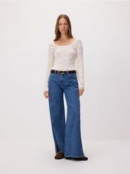 Sweter z wiskozą - złamana biel. Swetry klasyczne damskie Reserved, l, z dzianiny, bez kołnierzyka. W wyprzedaży za 49.99 zł.