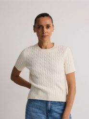 Sweter z ozdobnym splotem - kremowy. Białe swetry klasyczne damskie Reserved, l, z dzianiny, bez kołnierzyka. W wyprzedaży za 59.99 zł.