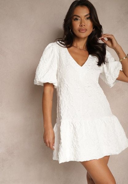 Biała Trapezowa Sukienka z Rękawkami w Gumkę i z Falbanką na Dole Ninatiela. Białe sukienki damskie Renee, l, bez wzorów, bez kołnierzyka, bez ramiączek, mini, trapezowe. Za 149.99 zł.