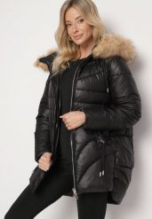 Czarna Pikowana Kurtka o Trapezowym Kroju z Kapturem i Odpinanym Futerkiem Deolaine. Czarne kurtki damskie Born2be, l, bez wzorów, z jeansu, z kapturem. Za 169.99 zł.