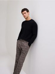 Spodnie chino slim w kratę - ciemnobrązowy. Brązowe spodnie materiałowe męskie Reserved, bez wzorów, z tkaniny. Za 159.99 zł.