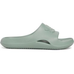 Klapki damskie Under Armour Locker V. Zielone klapki damskie Under Armour, bez wzorów, z materiału, bez obcasa, na płaskiej podeszwie. Za 108.00 zł.