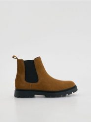 Zamszowe botki - brązowy. Brązowe buty zimowe męskie Reserved, ze skóry, bez zapięcia. Za 249.99 zł.
