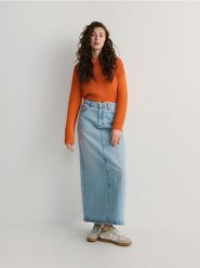 Sweter o strukturalnym splocie - pomarańczowy. Brązowe swetry klasyczne damskie Reserved, l, z bawełny, bez kołnierzyka. W wyprzedaży za 49.99 zł.