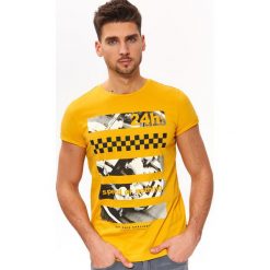 T-SHIRT Z NADRUKIEM. Żółte t-shirty męskie TOP SECRET, na lato, l, bez wzorów, z bawełny, bez kołnierzyka. W wyprzedaży za 29.99 zł.