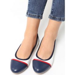 Biało-Granatowe Balerinki Zinna. Białe baleriny damskie Born2be, bez wzorów, z lakierowanej skóry, bez obcasa, na płaskiej podeszwie. Za 39.99 zł.