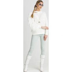 SWETER Patrizia Pepe. Białe swetry klasyczne damskie Patrizia Pepe, l, ze splotem, bez kołnierzyka. Za 683.40 zł.