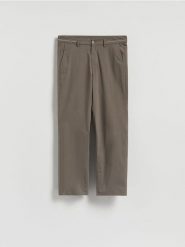 Gładkie spodnie chino slim - jasny zielony. Zielone spodnie materiałowe męskie Reserved, bez wzorów, z bawełny. Za 149.99 zł.