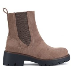 Botki Clara Barson. Brązowe botki damskie Clara Barson, bez obcasa, na płaskiej podeszwie, bez zapięcia. Za 149.99 zł.