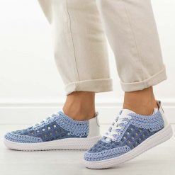 Niebieskie koronkowe półbuty damskie DiA 5951. Niebieskie półbuty damskie DiA, bez wzorów, z jeansu, casualowe, bez obcasa, na płaskiej podeszwie. Za 249.00 zł.