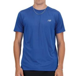 Koszulka New Balance Camiseta Sport Essentials unisex. Niebieskie bluzki sportowe damskie New Balance, xl, bez wzorów, z materiału, bez ramiączek. Za 178.35 zł.
