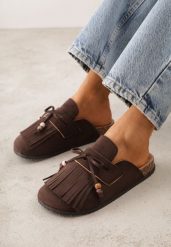 Brązowe Płaskie Klapki Mule Zdobione Frędzlami i Kokardką z Koralikami Petlame. Brązowe klapki damskie Born2be, z aplikacjami, z jeansu, bez obcasa, na płaskiej podeszwie. Za 79.99 zł.