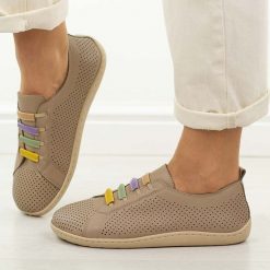 Beżowe skórzane półbuty damskie barefoot Jezzi Ol38-5. Brązowe półbuty damskie Jezzi, w ażurowe wzory, z jeansu, klasyczne, bez obcasa, na płaskiej podeszwie. W wyprzedaży za 215.10 zł.